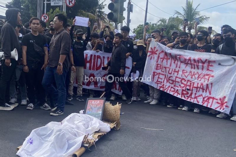 Massa aksi menggunakan tradisi Ngaben sebagai konsep demo kawal putusan MK di Denpasar, Bali, Jumat (23/8/2024). ANTARA/Ni Putu Putri Muliantari