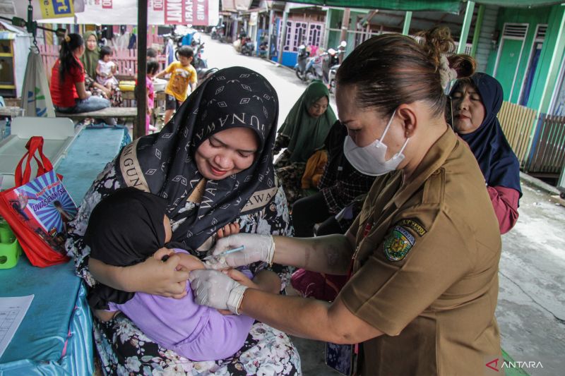 Ilustrasi - Petugas Puskesmas Pahandut menyuntikkan vaksin imunisasi Difteri Pertusis Tetanus (DPT) kepada balita saat giat layanan imunisasi gratis di Posyandu Karya Sehati, Palangka Raya, Kalimantan Tengah, Senin (6/3/2023). ANTARA FOTO/Makna Zaezar/hp.