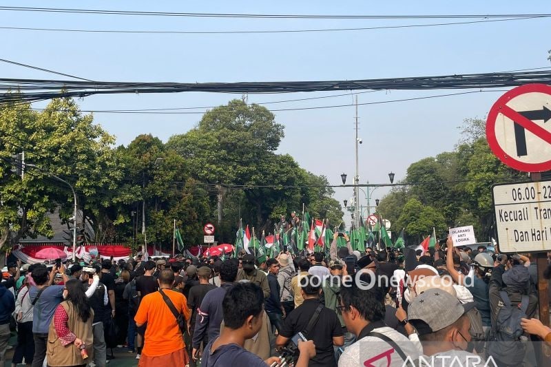 Buruh dan Mahasiswa Aksi Unjuk Rasa di Depan KPU Jakarta