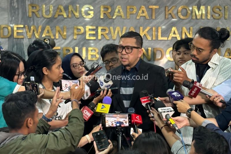 Ketua Komisi II DPR RI Ahmad Doli Kurnia di Kompleks Parlemen, Senayan, Jakarta, Jumat (23/8/2024). (ANTARA/Melalusa Susthira K.)