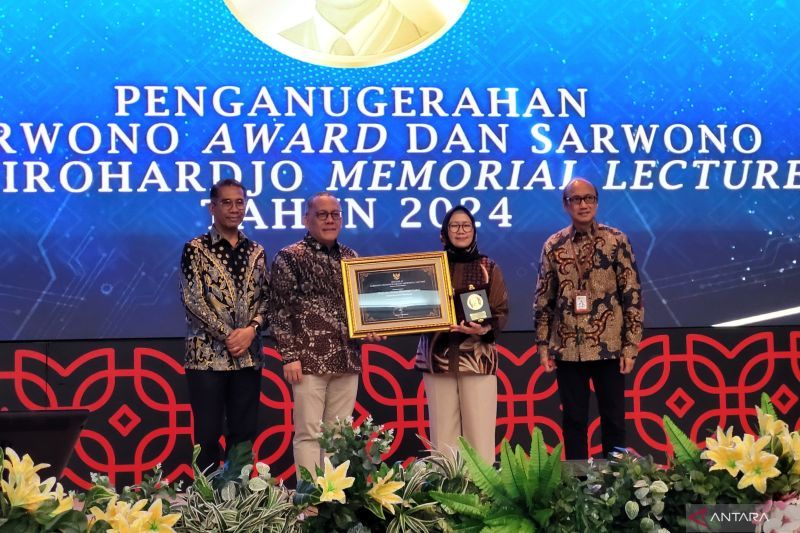 Penyerahan kenang-kenangan Sarwono Prawirohardjo Memorial Lecture oleh Badan Riset dan Inovasi Nasional (BRIN), yang diwakili oleh Kepala BRIN Laksana Tri Handoko (kedua kiri) kepada Prof Trina Ekawati Tellei (kedua kanan) di Jakarta, Jumat (23/8/2024). (ANTARA/Sean Filo Muhamad)