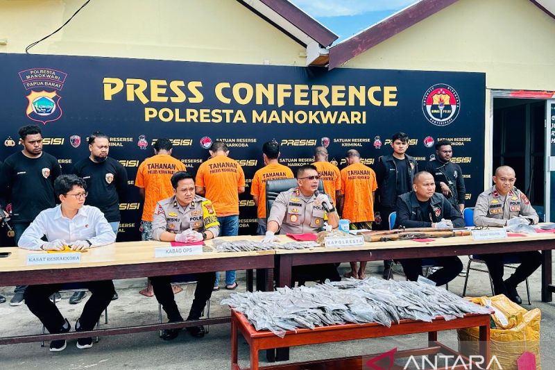 Polresta Manokwari menggelar konferensi pers pengungkapan kasus penyalahgunaan narkotika jenis ganja sebanyak 6 kilogram di Manokwari, Papua Barat, Jumat. (ANTARA/Fransiskus Salu Weking)