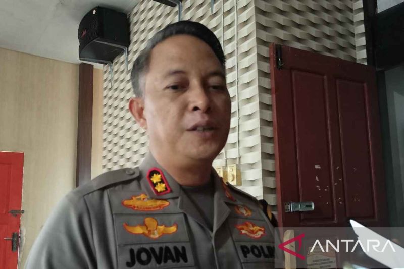 Kapolres Parigi Moutong AKBP Jovan Reagan Sumual memberikan keterangan terkait pengamanan Pilkada 2024, di Parigi, Jumat (23/8/2024). ANTARA/Moh Ridwan
