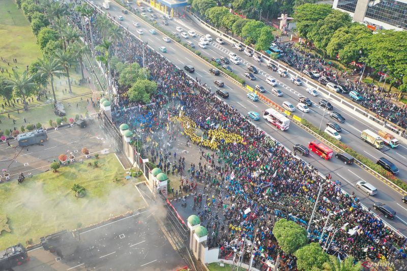 Foto udara massa melakukan aksi menolak pengesahan Revisi UU Pilkada di depan Gedung DPR, Jakarta, Kamis (22/8/2024). . ANTARA FOTO/Galih Pradipta