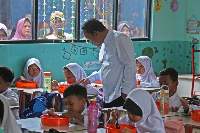Pj. Wali Kota Nurdin saat meninjau pelaksanaan program Makanan Bergizi Gratis (MBG) yang berlangsung di SDN Panunggangan 2 Cibodas, Jum'at. (ANTARA/HO-Pemkot Tangerang)