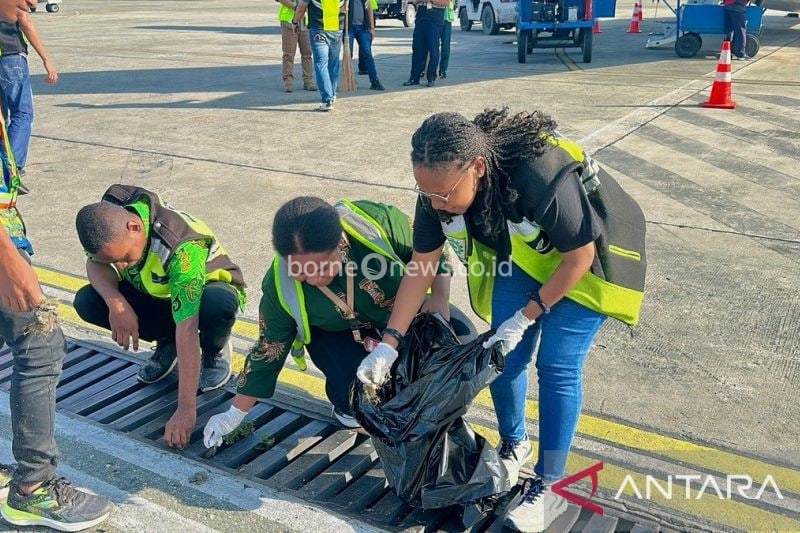 Petugas Bandara Sentani saat melakukan kegiatan pembersihan Foreign Object Debris atau FOD Walk pada Jumat. (ANTARA/HO-Humas Bandara Sentani)