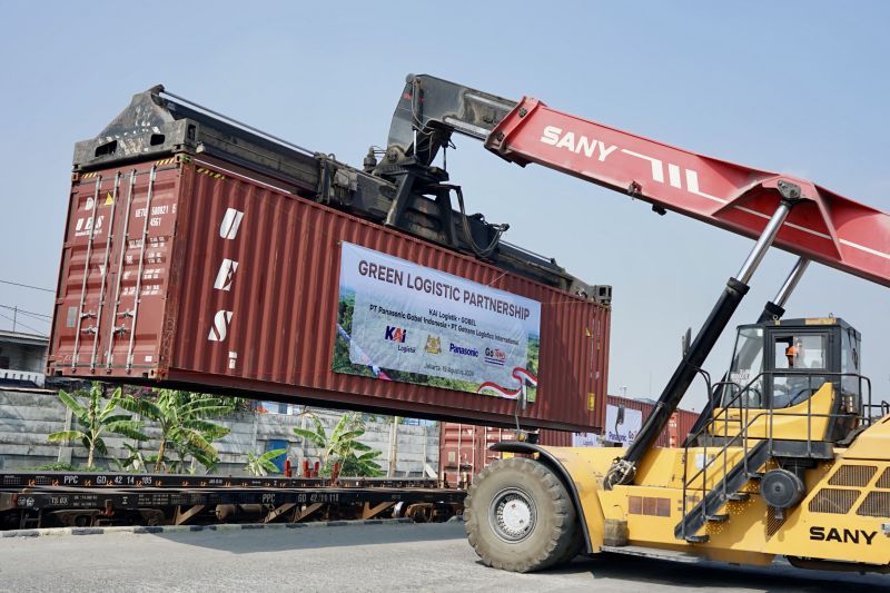 Prosesi pengangkatan container ke kereta pada kerja sama KAI Logistik dan Gobel Group. (ANTARA/ HO-Gobel Group)