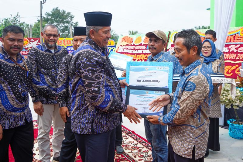 Bupati Siak Alfedri ketika menyerahkan penghargaan koperasi terinovasi kepada Koperasi Unit Desa Tunas Muda Dayun. ANTARA/HO-Pemkab Siak