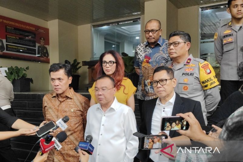 Wakil Ketua DPR Sufmi Dasco Ahmad (kemeja putih) saat ditemui di Polda Metro Jaya, Jumat (23/8/2024). ANTARA/Ilham Kausar