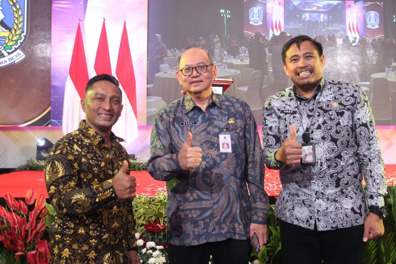 Sekretaris Daerah Jawa Timur Bobby Soemiarsono (tengah) usai kegiatan E-Purchasing Award 2024. (ANTARA/HO-Pemprov Jatim)