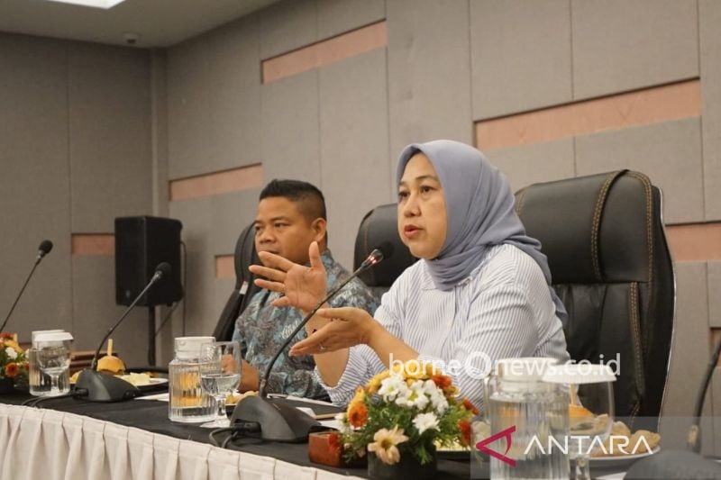 Calon Bupati Lombok Barat, Hj Nurhidayah sedang berdiskusi dengan pelaku pariwisata Senggigi. Lombok Barat. (ANTARA/Nur Imansyah).