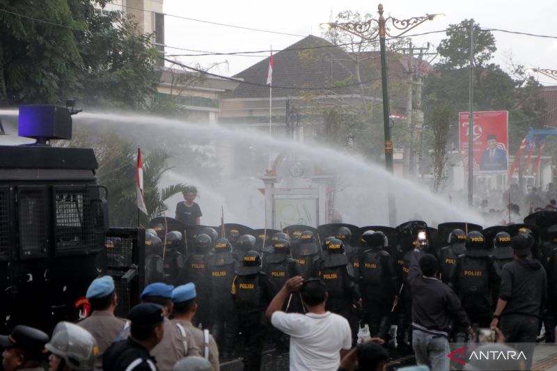 Polisi Bubarkan Aksi Penolakan RUU Pilkada di Mataram dengan Gas Air Mata