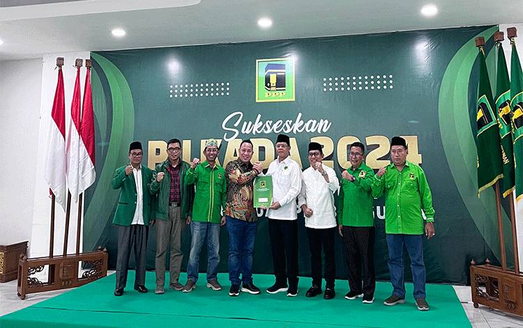 Bakal Calon Wakil Bupati Murung Raya (Mura) Dr. Doni, SP., M.Si (baju batik) saat menerima surat rekomendasi B1-KWK dari Ketua Umum PPP H. Muhamad Mardiono di Jakarta, Jumat, 23, Agustus 2024.