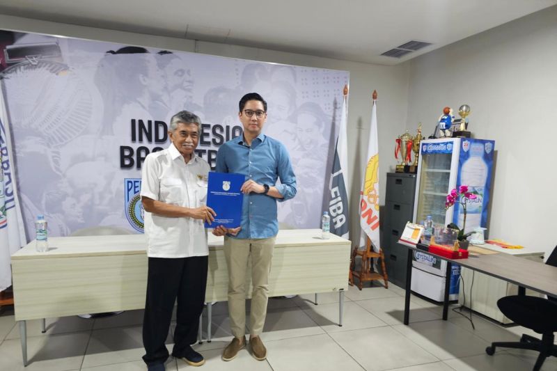 Budisatrio Djiwandono (kanan) mendaftarkan diri menjadi Calon Ketua Umum PP Perbasi periode 2024-2028. ANTARA/HO-Perbasi