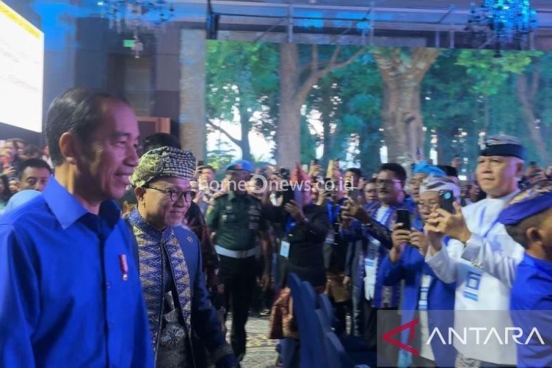 Presiden Joko Widodo (Jokowi) mengenakan kemeja biru saat menghadiri acara HUT Ke-26 dan Pembukaan Kongres Ke-6 Partai Amanat Nasional (PAN) di Jakarta, Jumat (23/8/2024). ANTARA/Azhfar Muhammad