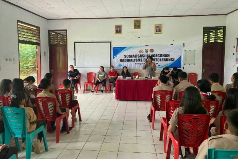 Bidang Humas Polda Sulut sosialisasikan pencegahan radikalisme-intoleransi kepada pelajar. ANTARA/HO-Humas Polda Sulut (1)