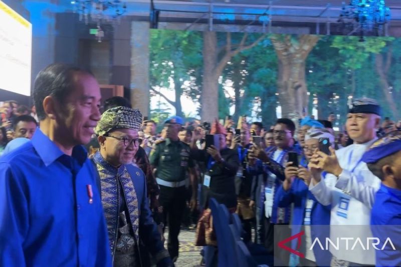 Presiden Joko Widodo (Jokowi) mengenakan kemeja biru saat menghadiri acara HUT Ke-26 dan Pembukaan Kongres Ke-6 Partai Amanat Nasional (PAN) di Jakarta, Jumat (23/8/2024). ANTARA/Azhfar Muhammad