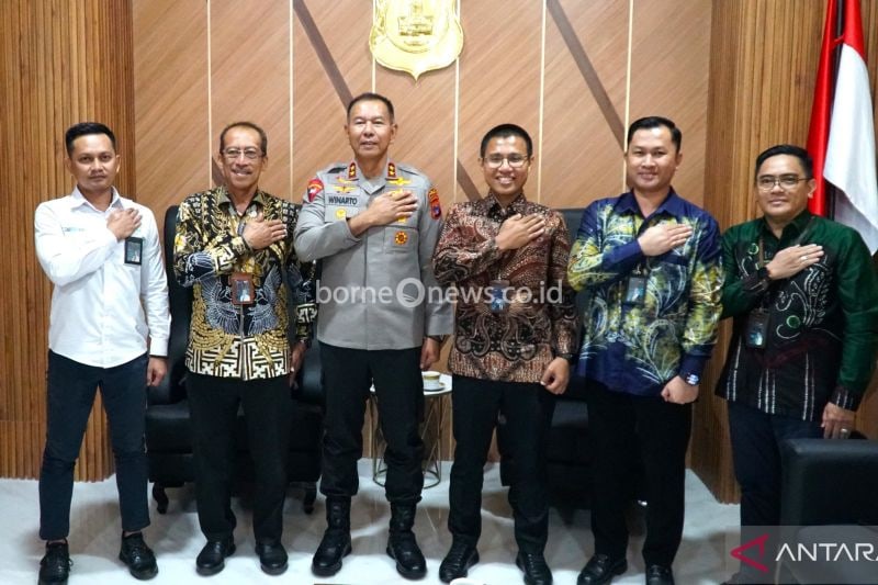 General Manager PT PLN (Persero) Unit Induk Distribusi Kalimantan Selatan dan Kalimantan Tengah Ahmad Syauki (tiga dari kanan) foto bersama Kepala Kepolisian Daerah Kalimantan Selatan Irjen Pol Winarto (tiga dari kiri) di Banjarbaru, Jumat (23/8/2024). (ANTARA/HO-PLN UID Kalselteng)