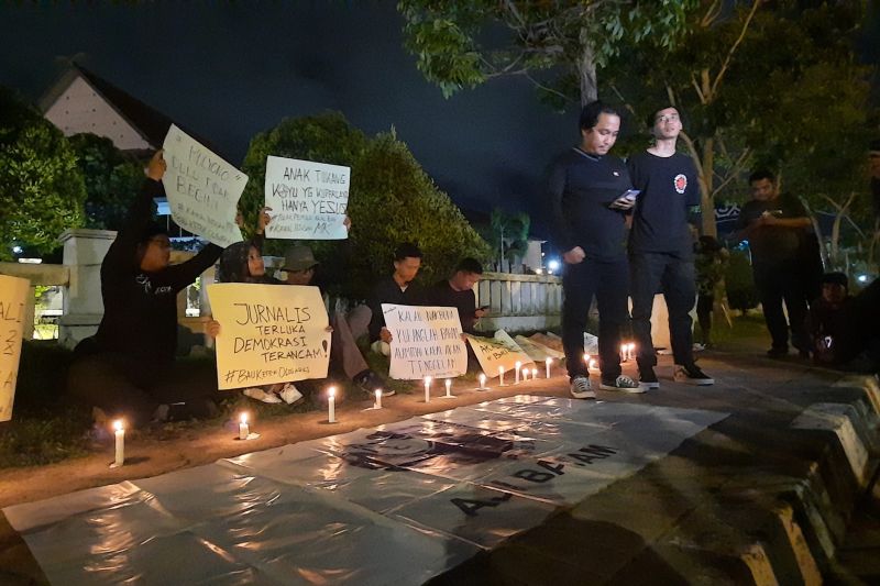 Sejumlah jurnalis yang tergabung dalam AJI Batam menggelar aksi damai menolak pengesahan RUU Pilkada di depan Kantor DPRD Kota Batam, Kepulauan Riau, Jumat (23/8/2024). (ANTARA/Laily Rahmawaty)