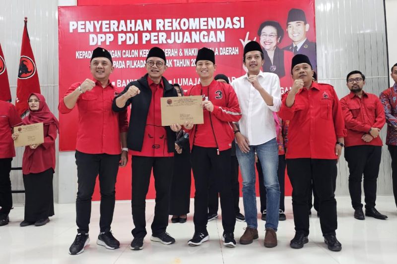 Petahana Trenggalek, Mochamad Nur Arifin atau Mas Ipin (tengah) dan Syah Muhammad Natanegara saat menerima surat rekomendasi dari PDIP di kantor DPD PDIP Jawa Timur, Surabaya (ANTARA/HO - PDIP Trenggalek)