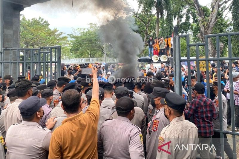 Ratusan mahasiwa yang berdemonstrasi di Kantor DPRD Provinsi Sultra. (Antara/La Ode Muh Deden Saputra)