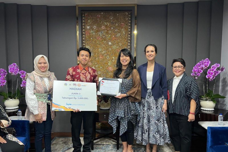 Arsip foto - Mahasiswa Unej Muchammad Rizqi Fermanda saat menerima hadiah dan sertifikat dari Direktur Jenderal Informasi dan Diplomasi Publik atas prestasi juara 3 Lomba Desain Batik Kemenlu 2024. ANTARA/HO-Dok pribadi