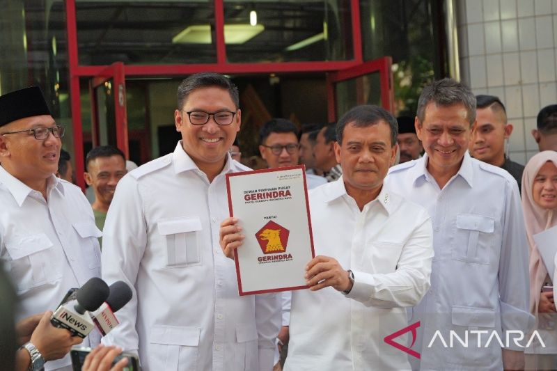 Ahmad Lutfi memegang surat rekomendasi yang diberikan partai Gerindra di kantor DPP Parta Gerindra, Jakarta Selatan, Jumat (23/8/2024) (ANTARA/Ho-Dok Sudaryono)