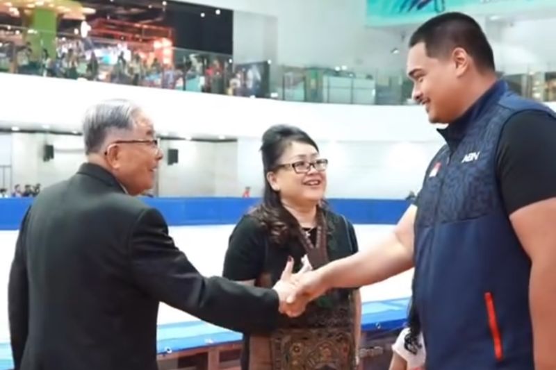 Tangkapan layar video Menteri Pemuda dan Olahraga Dito Ariotedjo (kanan) menyalami pihak penyelanggara ajang Asia Open Short Speed Skating Jakarta yang digelar Pengurus Pusat Federasi Ice Skating Indonesia (PP FISI) di AEON Mall Jakarta Garden City, Jakarta Timur, Jumat (23/8/2024). (ANTARA/HO-Akun instagram @ditoariotedjo)