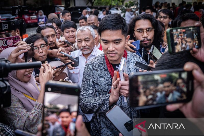Indonesian Solidarity Party (PSI) General Chair Kaesang Pangarep (center), greets journalists after attending a political party gathering at the PKS (Prosperity Justice Party) Office in Jakarta on July 8, 2024. ANTARA FOTO/Bayu Pratama S/foc/aa.