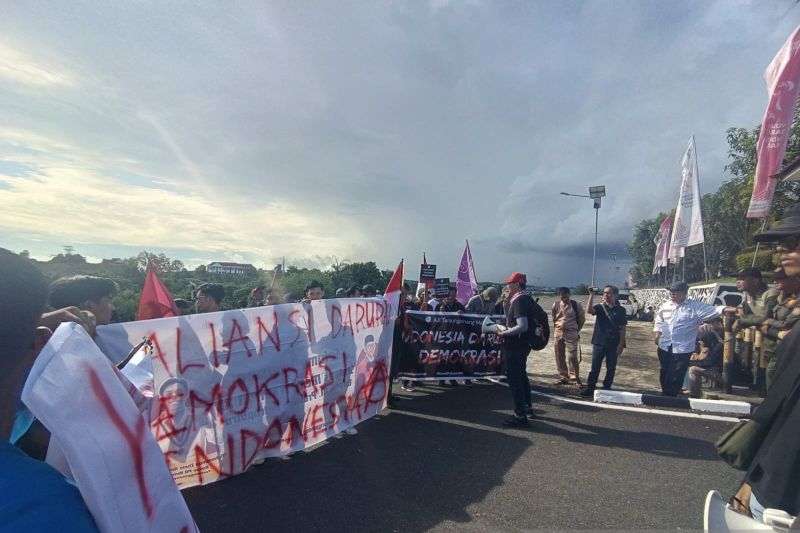 Puluhan mahasiswa dan jurnalis menggelar aksi demo mengawal putusan MK di depan Kantor DPRD Provinsi Kepulauan Riau (Kepri), Pulau Dompak, Tanjungpinang, Jumat (23/8/2024). ANTARA/Ogen