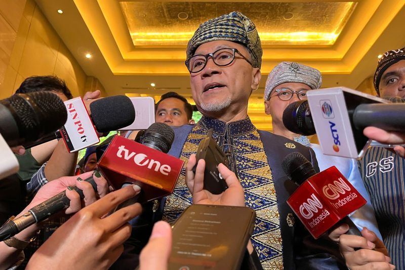 Ketua Umum DPP PAN Zulkifli Hasan saat memberikan keterangan kepada awak media di kawasan Tanah Abang, Jakarta, Jumat (23/8/2024). (ANTARA/Narda Margaretha Sinambela)