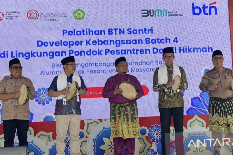 Direktur finance BTN Nofry Rony Poetra saat membuka pelatihan Santri Developer Batch 4 di Pesantren Dar El Hikmah, Pekanbaru. (ANTARA/Annisa Firdausi)