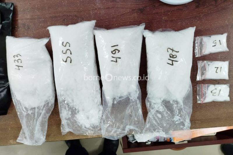 Petugas Bandara Pekanbaru Tangkap Dua Pengedar 2 Kg Sabu