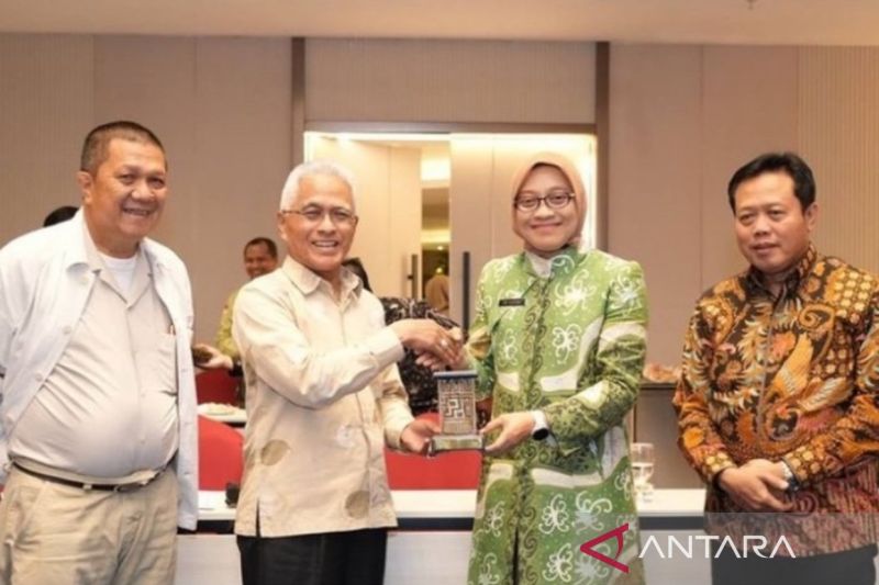 Sekdaprov Kaltim Sri Wahyuni (dua kanan) bersama anggota Komisi II DPRRI Muhammad Thoha, Guspardi Gaus dan Fitriadi, serta Deputi Bidang Dukungan Teknis KPU RI Elberta Kawima di Balikpapan. (ANTARA/HO-Adpim Pemprov Kaltim).