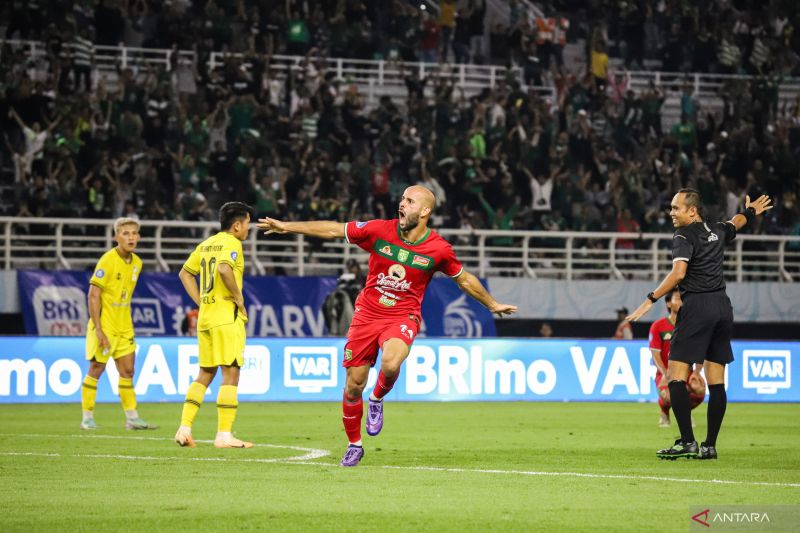 Pesepak bola Persebaya Mohammed Rashid (tengah) melakukan selebrasi usai mencetak gol ke gawang Barito Putera dalam pertandingan pekan ketiga BRI Liga 1 Indonesia musim 2024/2025 di Stadion GBT Surabaya, Jumat (23/8/2024) malam. ANTARA/Rizal Hanafi