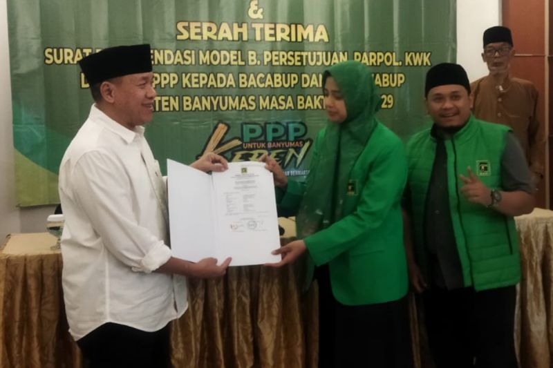Bacabup Sadewo Tri Lastiono (kiri) menerima surat rekomendasi dukungan dari Ketua DPC PPP Kabupaten Banyumas Balqis Fadillah di Purwokerto, Banyumas, Jawa Tengah, Jumat (23/8/2024). ANTARA/HO-Bala Dewo