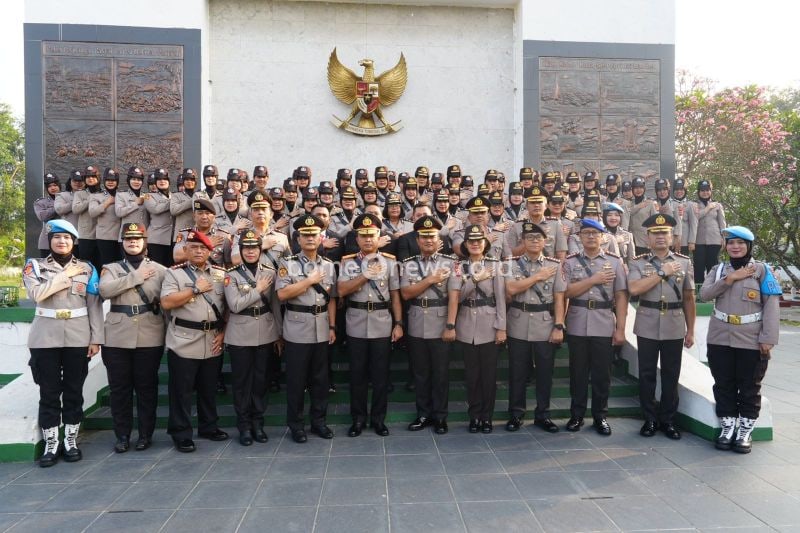 Ziarah polwan Polda Banten di Taman Makam Pahlawan (TMP) Ciceri Serang, Jumat (23/8/2024). (ANTARA/HO-Polda Banten)