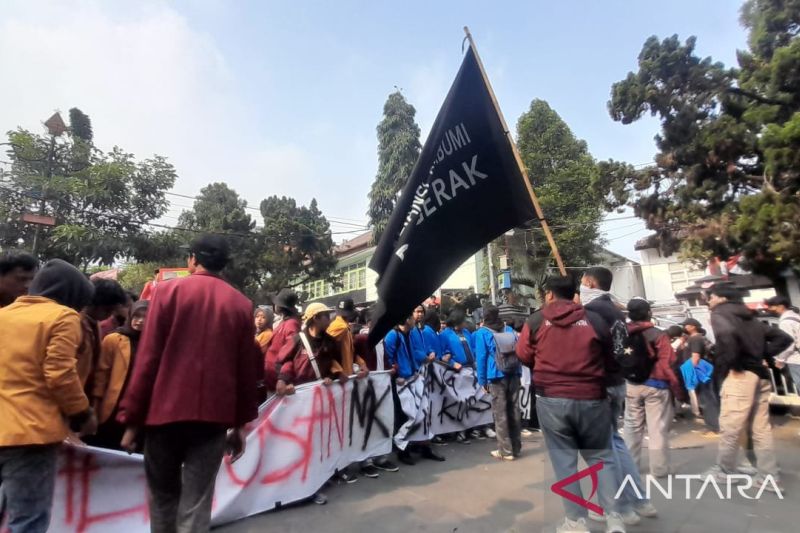 Aksi unjuk rasa yang dilakukan oleh gabungan mahasiswa Sukabumi di depan Sekretariat DPRD Kota Sukabumi di Jalan Ir H Djuanda (Dago), Kecamatan Cikole, Kota Sukabumi, Jabar pada Jumat (23/8/2024). ANTARA/Aditya Rohman
