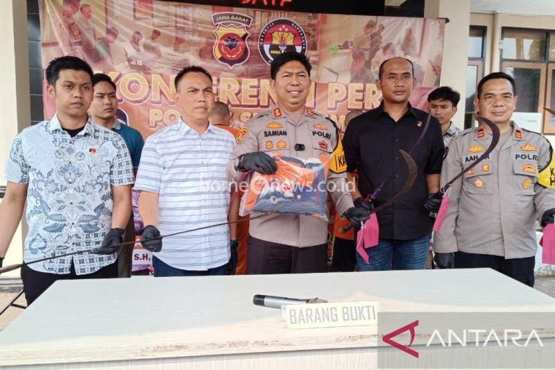 Kapolres Sukabumi AKBP Samian didampingi jajaran Satreskrim Polres Sukabumi menunjukan sejumlah senjata tajam pada konferensi pers Jumat (23/8/2024) yang digunakan sembilan anggota geng motor untuk merusak rumah warga di Kampung Nagrog, Desa Citarik, Kecamatan Palabuhanratu, Kabupaten Sukabumi, Jabar pada Minggu (18/8/2024). ANTARA/Aditya Rohman