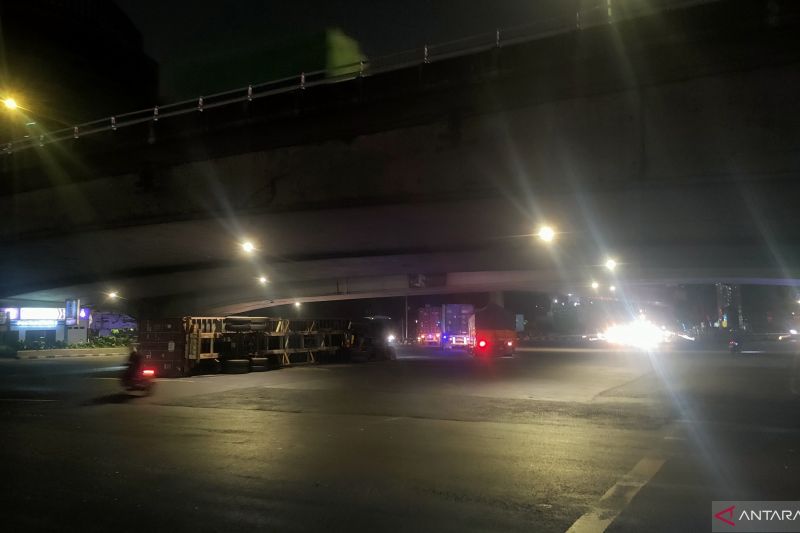 Truk Kontainer Terbalik di Jakarta Barat, Evakuasi Menunggu Alat Berat