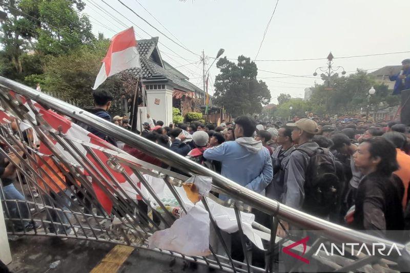 Mahasiswa Sukabumi demonstrasi tolak RUU Pilkada, situasi ricuh