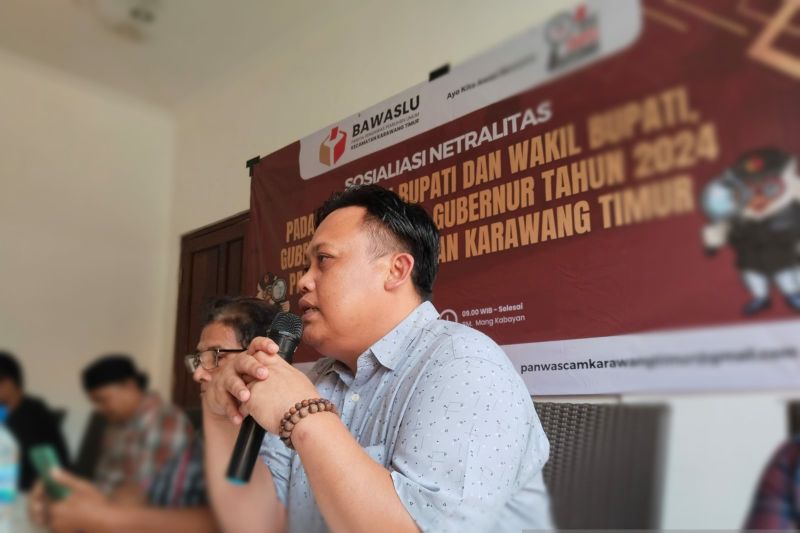 Komisioner Bawaslu Karawang Ade Permana. ANTARA/Ali Khumaini