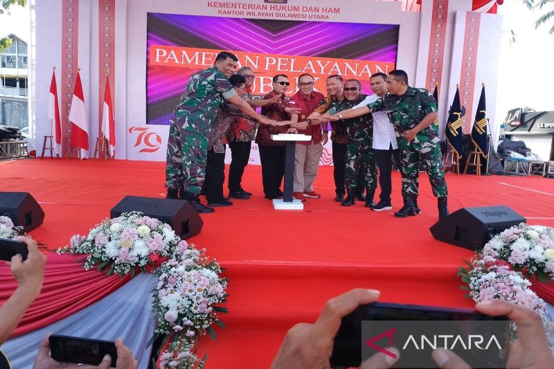Staf Ahli Menkumham Bidang Sosial Kosmas Harefa, bersama Kepala Kemenkumham Sulut Ronald Lumbuun dan Forkopimda Sulut saat membuka pameran pelayanan publik di Manado. ANTARA/Jorie Darondo