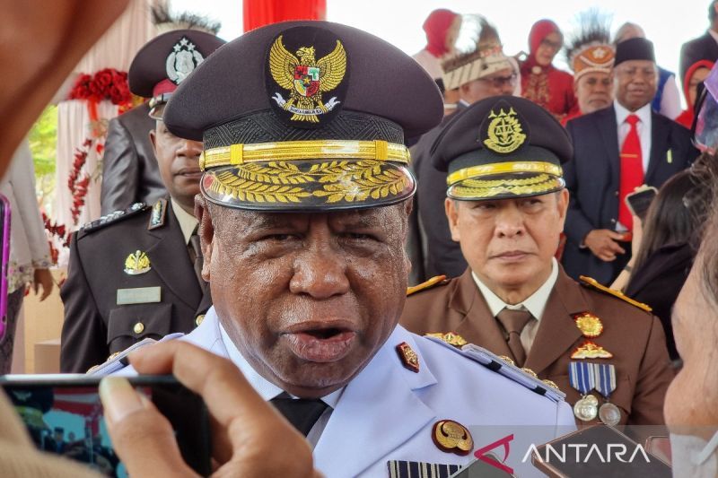 Penjabat Gubernur Papua Barat Ali Baham Temongmere. ANTARA/Fransiskus Salu Weking