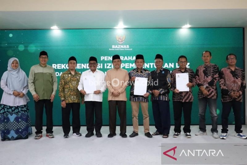 Penyerahan rekomendasi izin pembentukan Lembaga Amil Zakat (LAZ) oleh Badan Amil Zakat Nasional (Baznas) RI kepada Yayasan Lumbung Zakat LZI, Yayasan Sabilillah Malang, dan Yayasan Suara Hati Sidoarjo. ANTARA/HO-Baznas RI.