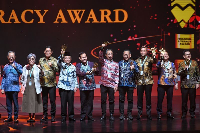 BNI Raih Penghargaan Literasi Terbaik dari OJK, Dukung GENCARKAN