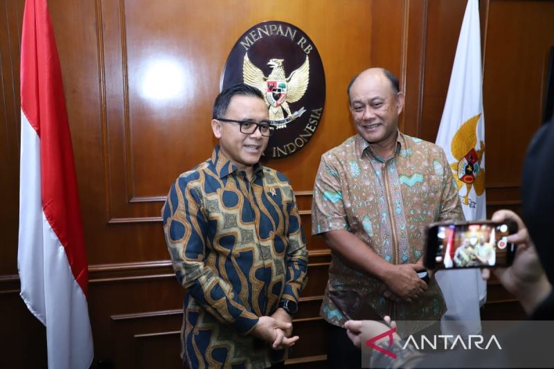 Menteri PANRB Abdullah Azwar Anas (kiri) bersama Kepala Badan Gizi Nasional Dadan Hindayana (kanan) di Kementerian PANRB, Jakarta, Jumat (23/8/2024). ANTARA/HO-Humas Kementerian PANRB