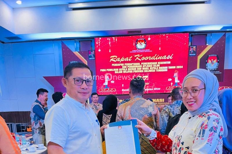 KPU Kolaka menetapkan RS Bahteramas Sulawesi Tenggara menjadi rujukan tes kesehatan bagi calon Bupati dan Wakil Bupati Kolaka pada pilkada 2024. Nampak Komisioner KPU Kolaka, Israwati, (kanan) , Sabtu(24/08/2024. (ANTARA/Abdul A)