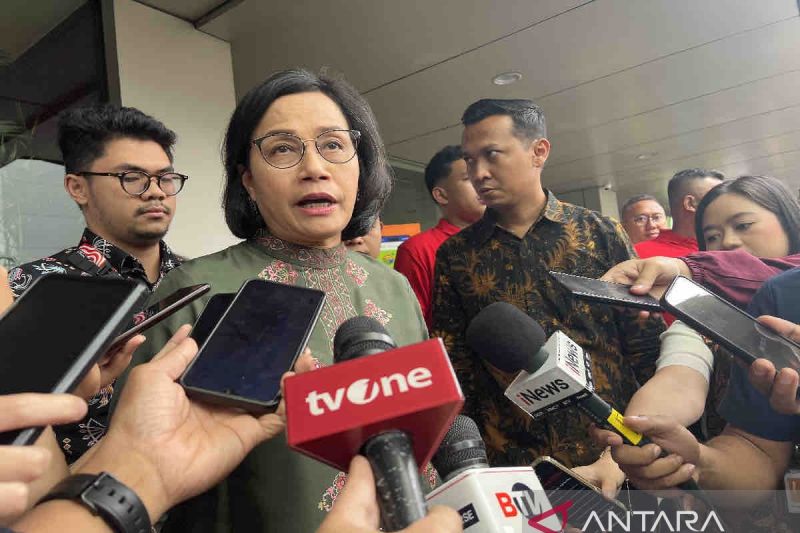 Menteri Keuangan (Menkeu) Sri Mulyani Indrawati menjawab pertanyaan awal media seusai menghadiri Indonesia Net-Zero Summit (INZS) di Jakarta, Sabtu (24/8/2024). ANTARA/Harianto