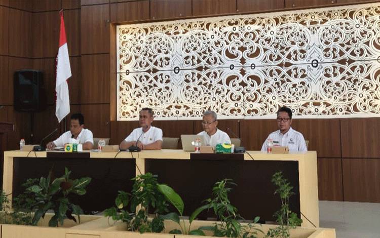 Suasana saat rapat bahas tindak lanjut atas hasil kuesioner evaluasi kinerja BUMD Air Minum, bertempat di Aula Bappelitbangda Kapuas. (FOTO: IST)